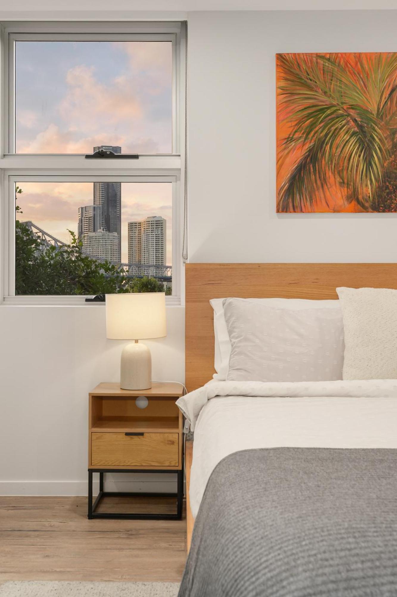 Groovy! ~ New Farm ~ Walk To Cbd Apartment *