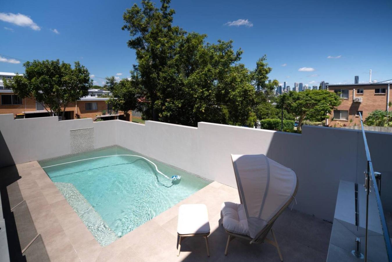 Scenic Views With Pool And Elegant 5br Holiday home