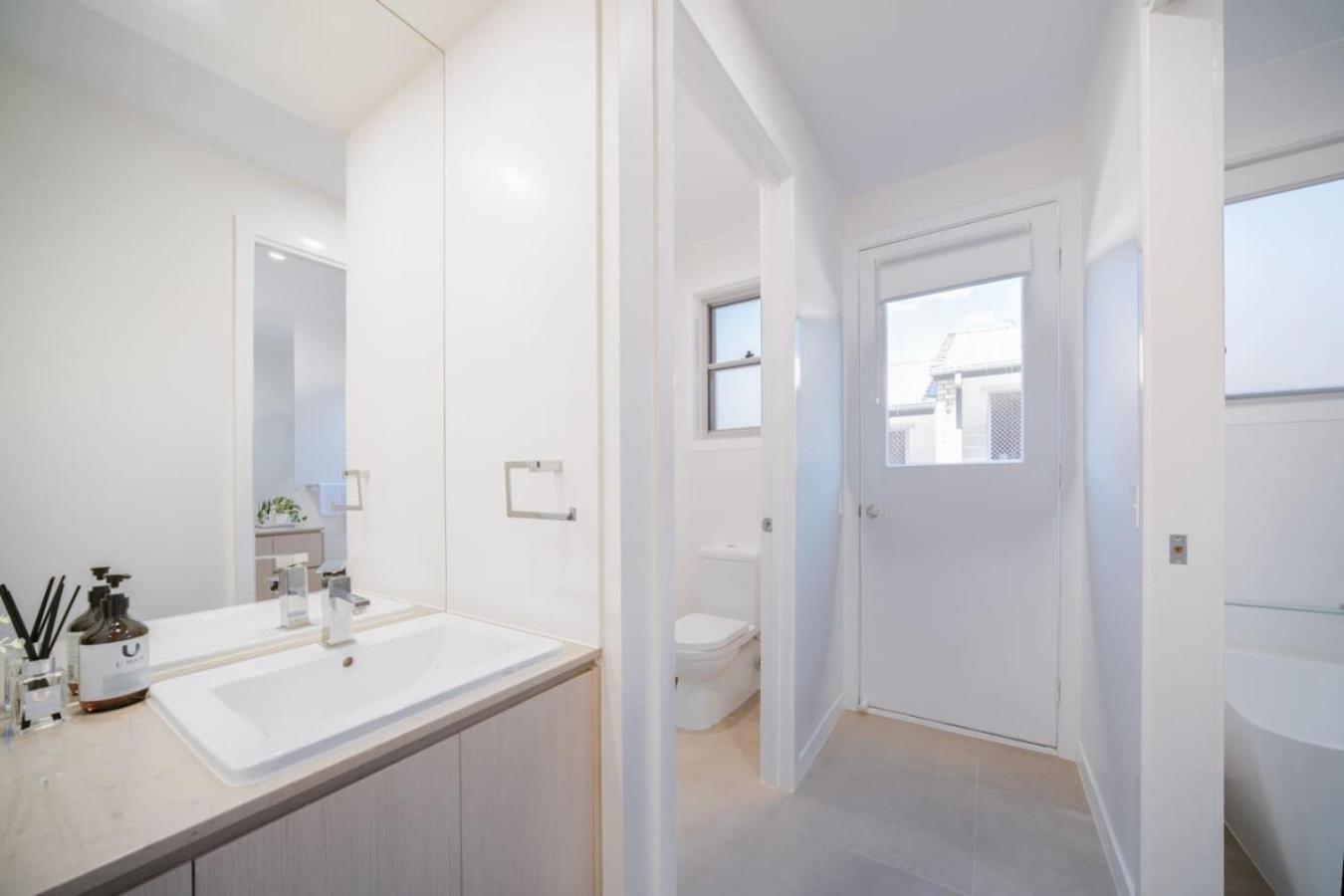 Scenic Views With Pool And Elegant 5br Brisbane