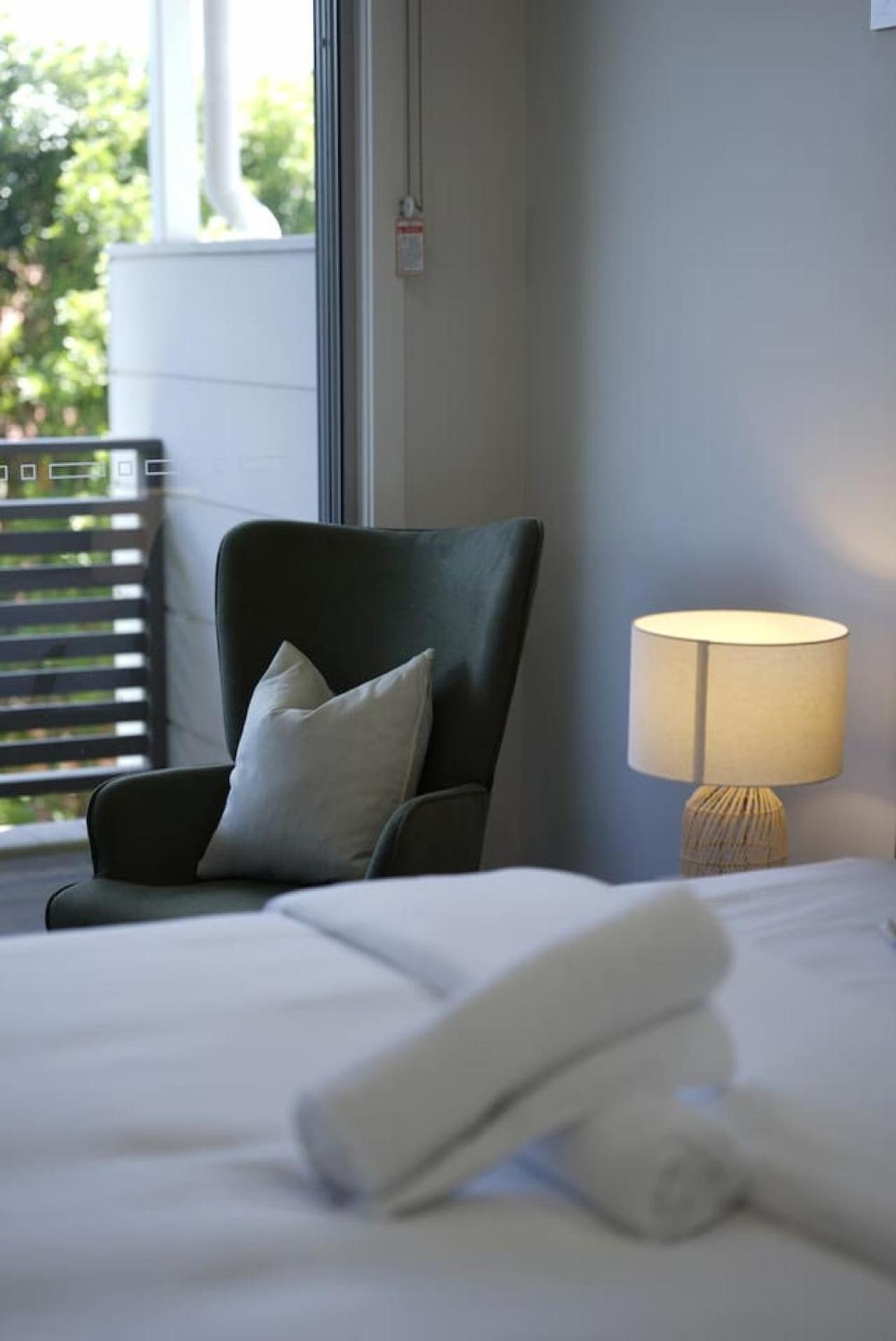 Scenic Views With Pool And Elegant 5br Brisbane