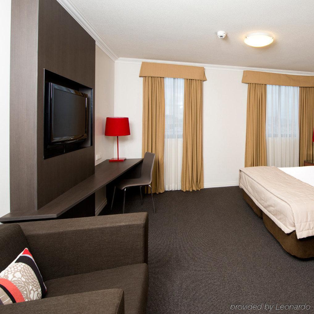 Hotel Mantra On Queen 4*