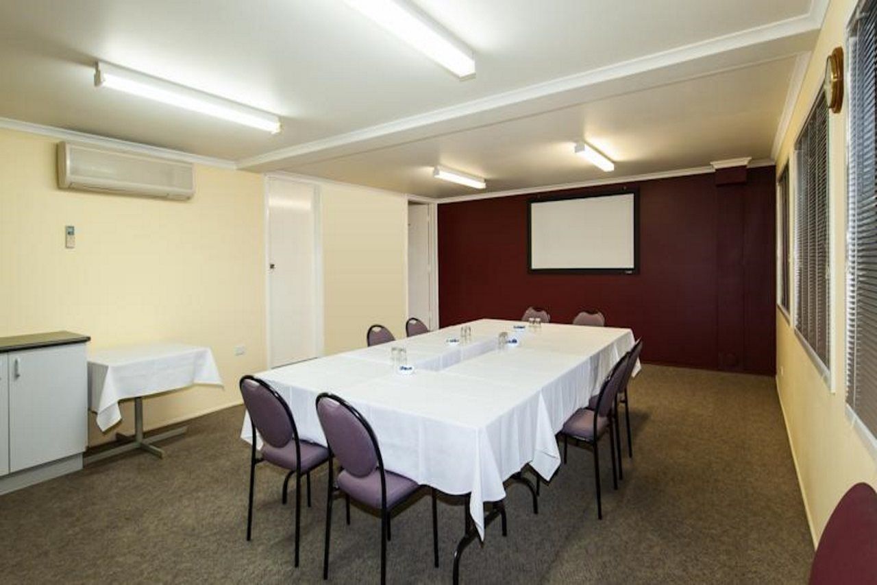 Airport Admiralty Motel 3*