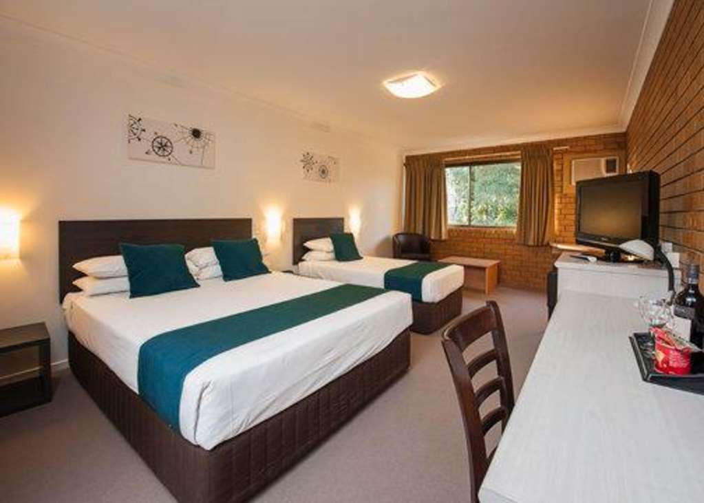 Airport Admiralty Motel 3*