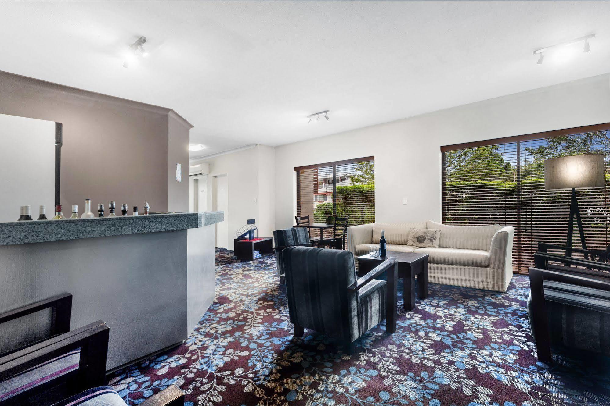 Airport Admiralty Motel 3*