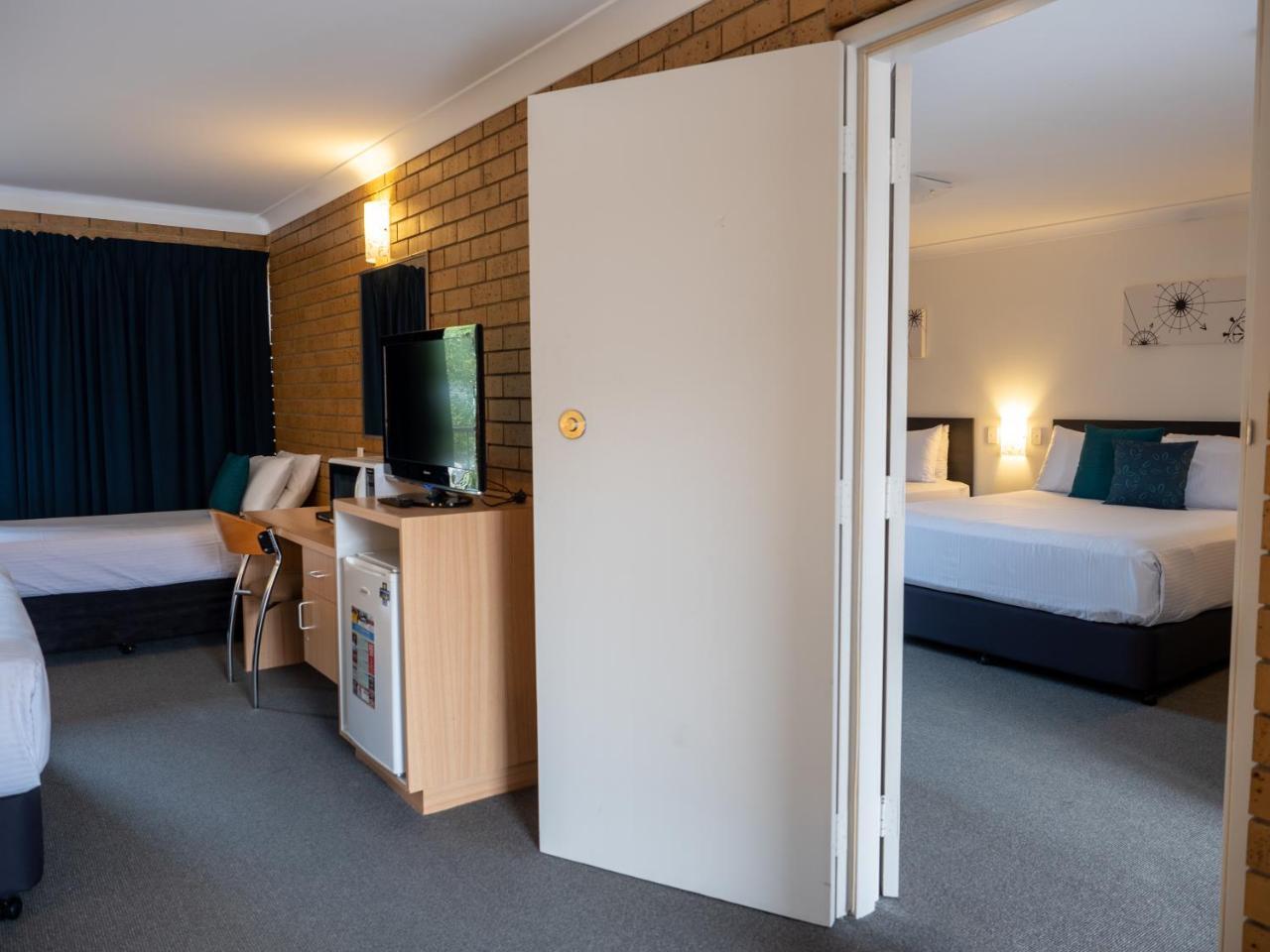 Airport Admiralty Motel 3*