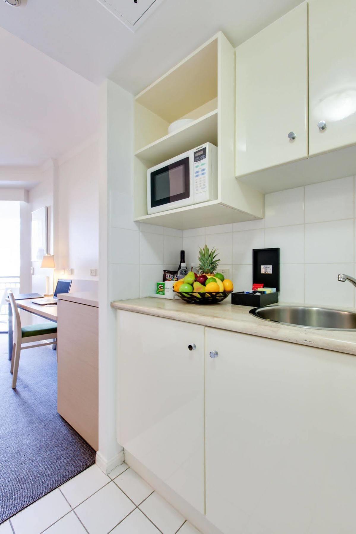 Adina 4*