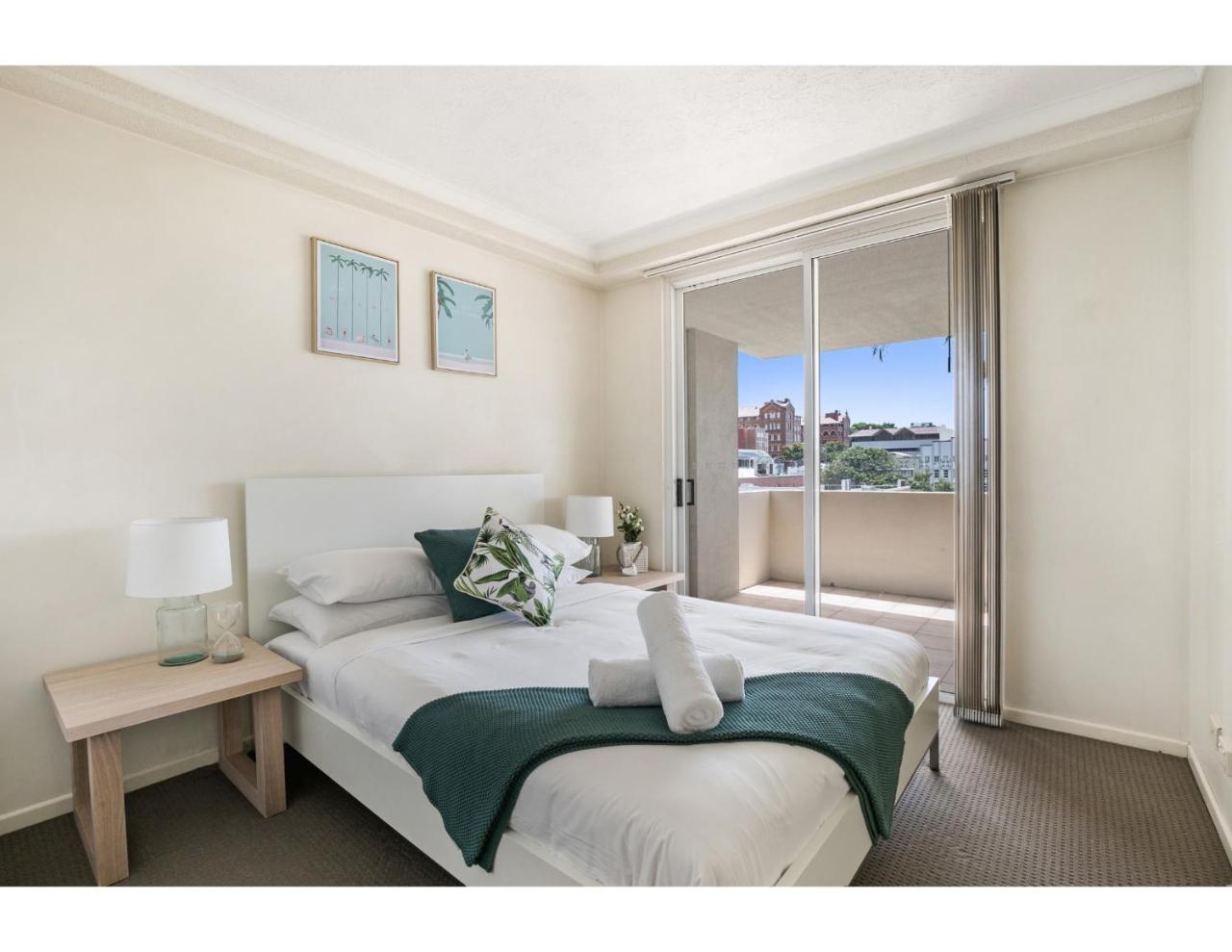 Apartment Sunny Poolside Retreat In The Heart Of The Valley