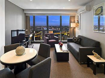 Meriton Adelaide Street, Hotel